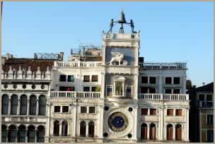 Der Markusplatz Blick von der Loggia auf den Markusplatz Der Markusplatz (Piazza San Marco) ist das Zentrum für Touristen in Venedig.