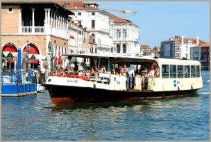 Öffentliche Verkehrsmittel: Vaporetto Sie sollten bereits vorab überlegen ob Sie in Venedig eine Fahrt mit den öffentlichen Nahverkehr (Vaporetto = Dampfer) machen. Dies bietet sich aus 3 Gründen an.