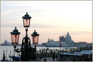 Venedig bei Nacht Abendstimmung in Venedig. Falls Sie Venedig schon einige Male besucht haben, sollten Sie sich unbedingt auch einmal einen Aufenthalt in der Abenddämmerung bzw. bei Nacht gönnen.