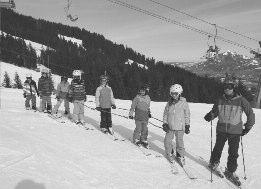Für die Drittklässler hat sich auch in diesem Jahr wieder die Bergwacht Zeit genommen, um den Kindern live ihre alltägliche Arbeit in den Skigebieten zu vermitteln.