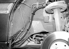 Mecanyl-Brennstoffleitung und Kabelbaum Dosierpumpe (8/) durch vorhandene Gummitülle vom Motorraum ins Radhaus verlegen -