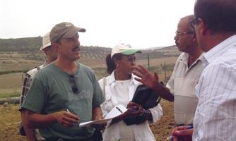 Auf dem Betrieb von Mohamed Turki tauschen die Bauern der Region ihre Erfahrungen im Biolandbau aus und erhalten Fachinputs von Lukas Kilcher (links).