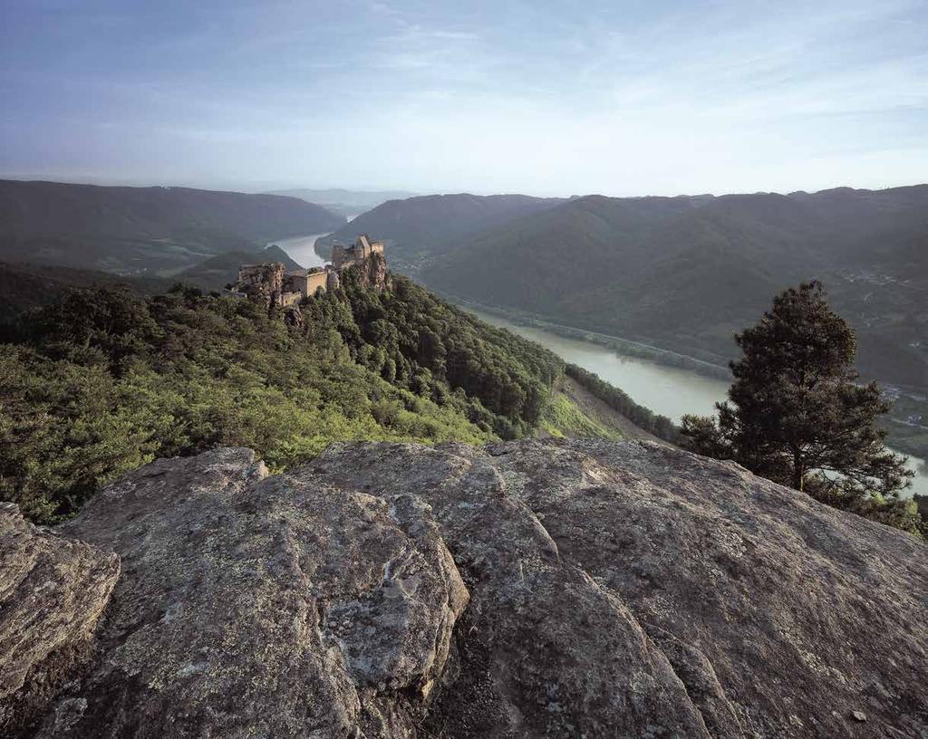 6 6 THE DANUBE TO YOUR FEET MOBILITY IN THE WACHAU The Wachau World Heritage Trail gently presents visitors the most beautiful places of the Wachau.