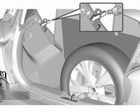 1. Laderaumabdeckung entfernen und Bodenabdeckung im Laderaum anheben. Den Werkzeugkasten und das beschädigte Rad aufrecht in der Aussparung für den Werkzeugkasten positionieren. 2.