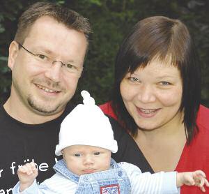 Haarkur + Foliensträhnen Nachwuchs bekamen Mandy und Ulf Hartig: Sohnemann August kam am 27. Juli 2010 um 06:22 Uhr in Freising zur Welt.