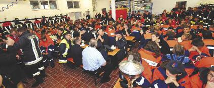 dieses Jahr in Hummel stattfinden würde... Bis auf den letzten Platz gefüllt war die Gerätehalle der Freiwilligen Feuerwehr Ober- und Niederhummel beim Jugendleistungsmarsch 2010.