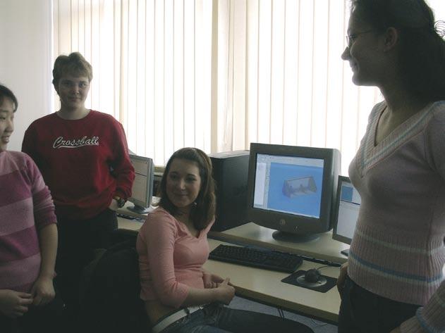 Die Schülerinnen werden im Fachbereich Informatik von Studentinnen unterstützt mit HTML ihre eigene Homepage zu erstellen Im