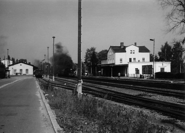 Nr. 2/2011, Auerbacher Stadtanzeiger 21 Ausschnitt einer 5-Bilder Ansichtskarte um 1965 Zwischenzeitlich modernisierte die Deutsche Reichsbahn das Gebäude erneut.