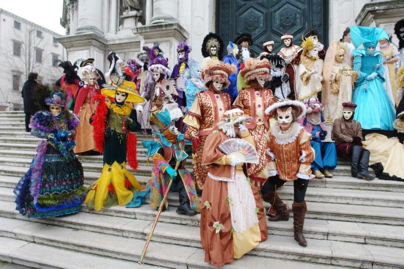 Unsere besonderen Tipps Tipp 1 Kommen Sie in der Woche vor dem eigentlichen Faschingswochenende nach Venedig, jetzt sind schon 90% aller Masken hier, wie Sie es im Bild erkennen können.