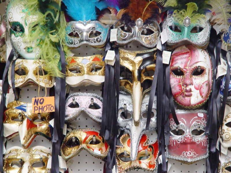 Venezianische Masken Die Masken sind ganzjährig präsent in den Läden und Geschäften Venedigs. Sie werden auch immer bunter und vielfältiger.