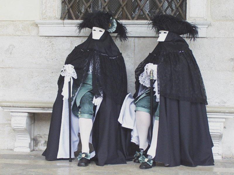 Die "maschera nobile" Die traditionelle Maske, die maschera nobile, auch bauta genannt, ist dagegen sehr schlicht gehalten und besteht aus den Farben schwarz und weiß.
