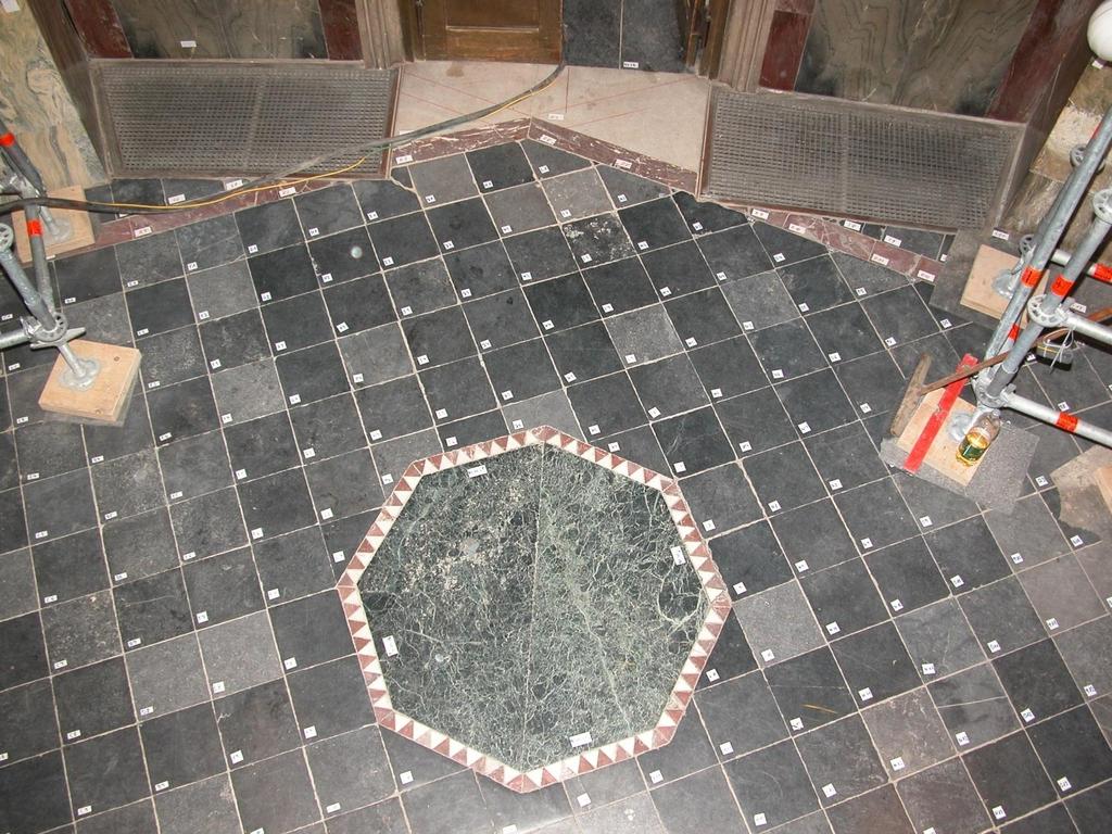 Karolingischer Zentralbau innen Sanierung Mosaik,