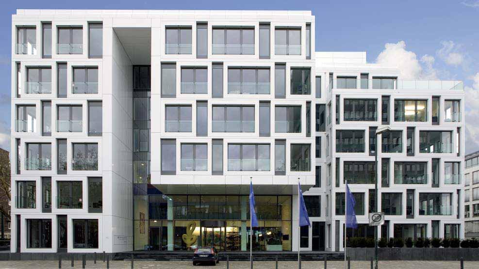 Projekt Report Four Elements, Düsseldorf Im Jahr 2009 entstand das sechsgeschossige Four Elements auf einem ca. 6.000 m² großen Grundstück. Insgesamt wurden ca. 14.700 m² Bruttogrundfläche realisiert.