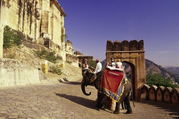 Vom quirligen Delhi nach Rajasthan, das einstige Reich der Grossmogule und Rajputen bis hin zum beeindruckenden Taj Mahal, dem Denkmal einer unsterblichen Liebe.