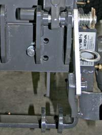 1 ) - Grundhalter an dem Rahmen der Maschine ansetzen und mittels den 6 M10 x 40 Schlossschrauben gegen