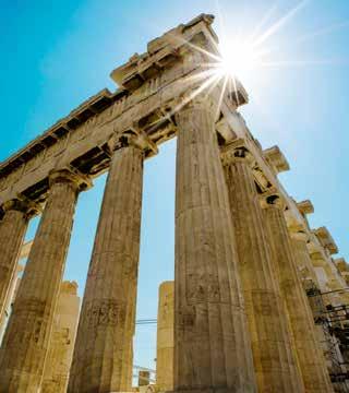 römischen Hadriansbogen und den Tempel des Zeus. Die Plaka, die Altstadt unterhalb der mächtigen Akropolis, verbreitet mit ihren Gassen und Plätzen eine angenehme Atmosphäre.