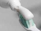 Zahnpasten Die Zahnpasta unterstützt die Zahnreinigung mit der Zahnbürste. Die in ihr enthaltenen Putzkörper dürfen nicht zu abrasiv sein, um langfristig Schäden an der Zahnhartsubstanz zu vermeiden.