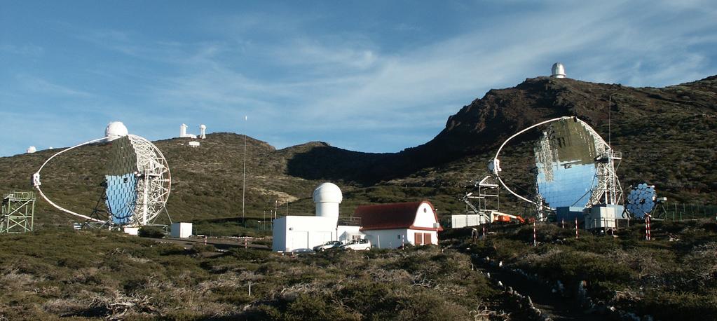 Kapitel 2. Grundlagen Abbildung 2.1: Die MAGIC Teleskope auf La Palma, der nordwestlichsten Insel der Kanarischen Inseln[6].
