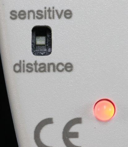 Betriebsarten Betriebsarten Die Lichtschranke Jokie kennt zwei Betriebsarten: sensitive und distance. Mit dem Betriebsartenschalter kann die Betriebsart der Lichtschranke umgeschaltet werden.