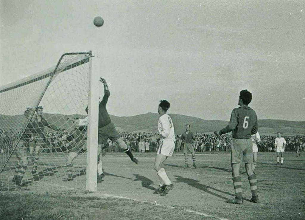 Foto archív Štefana Gregoričku Záber zo zápasu Slavoj Piešťany - Palárikovo z roku 1958, v ktorom si hráči Slavoja po víťazstve 8:0 vybojovali postup do druhej ligy.