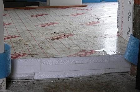 Bodenplatte Die Frostschürze oder Streifenfundamente werden mit Beton der Güte C 25/30 betoniert.