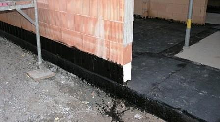6. Abdichtung Das Außenmauerwerk erhält eine mehrmalige horizontale Abdichtung bestehend aus erstens 20 cm Frostschutzkies, zweitens aus Bitumenbahn (Mauerwerkssperrbahn nach DIN)