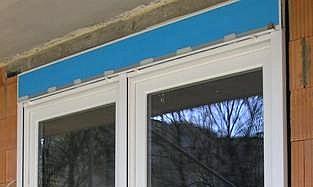 Weiterhin werden alle Fenster mit einer Dreifachverglasung, Wärmeschutzisolier Verglasung, bestehend aus 3x4 mm Floatglas bzw.