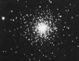 Abbildung 11.2: Bild des Kugelsternhaufens M30. 11.1.2 Sternhaufen Offene und vor allem Kugelsternhaufen (Abb. 11.2) haben die Eigenschaft, dass alle ihre Mitglieder dieselbe Zusammensetzung und dasselbe Alter haben.