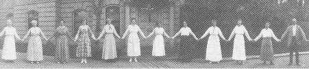 Abbildung 11.9: die sogenannten Harvard-Women, eine Gruppe von weiblichen Astronomen; aufgenommen um 1890. Henrietta Leavitt ist die sechste Dame von links.