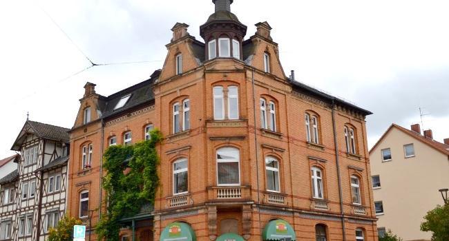 Denkmalgeschütztes Mehrfamilienhaus im Herzen von Eschwege zu verkaufen Objektart Anschrift Objektnummer Baujahr 1896 Wohnfläche ca. 700,0 m² Grundstücksfläche ca.