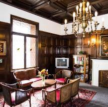 Ein behaglicher Aufenthaltsraum in gediegener Holztäfelung sowie ein freundlicher Frühstücksraum mit typisch Alt-Wiener Atmosphäre sorgen für ein angenehmes und