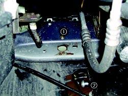 Wasserkreislauf Wasserpumpe befestigen (siehe Bild 6 und 7) Für die Durchführung der Wasserschläuche in den Motorraum, in die seitliche Verkleidung hinter der HYDRONIC einen Durchbruch, 65 x 100 mm