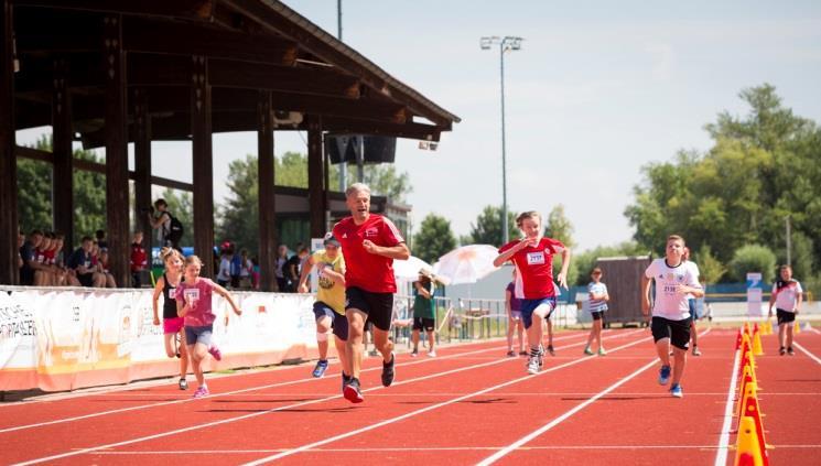 Kleine und große Leute waren dabei aufgerufen, sich der sportlichen Herausforderung durch das Deutsche Sportabzeichen in den vier Disziplinen Ausdauer, Kraft, Schnelligkeit und Koordination zu