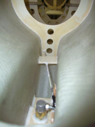 Die Öffnung am Sporn für den Kugelkopf wird durch eine Abdeckung wieder verschlossen.