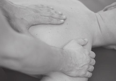 Kräftige und intensive Massage steht im Wechsel mit sanften und harmonisierenden Anwendungen, wobei die gesamte Körperrückseite in die Massage mit einbezogen wird.