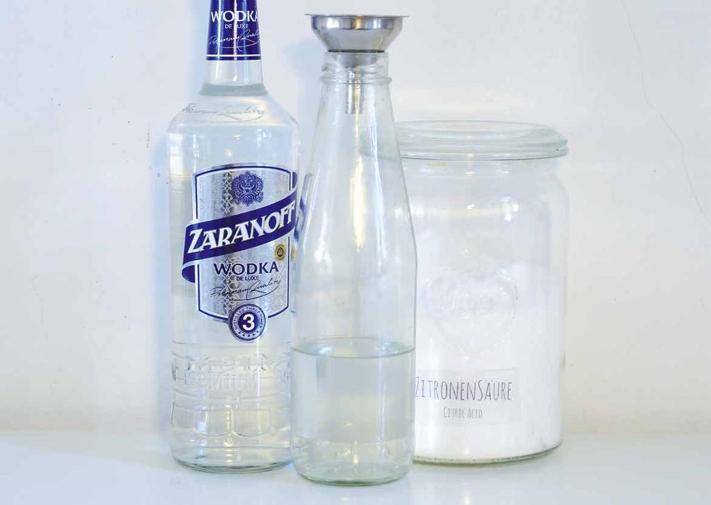 Klarspüler 1x Zitronensäure 4x heißes Wasser 6 x Vodka Mundschutz tragen. Der Staub der Zitronensäure darf nicht in die Atemwege gelangen.