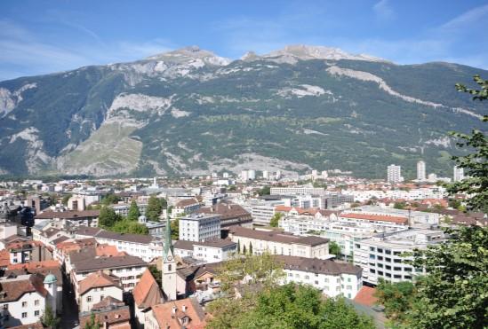 Chur Die attraktivste Ecke an sonniger Lage Chur, die Hauptstadt des Kantons Graubünden, bietet seinen Einwohnerinnen und Einwohnern in allen Belangen eine hohe Lebensqualität.
