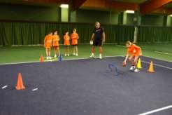 unter Hürde durch ROLLEN 5 Hütchen, 1 Minibasketball Sprung über Hürde