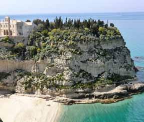 Es gibt viel zu entdecken und zu erleben auf Italiens größter Insel. Sizilien ist ein wirklich ein Paradies. 4.000 Jahre Geschichte haben die Insel geprägt.