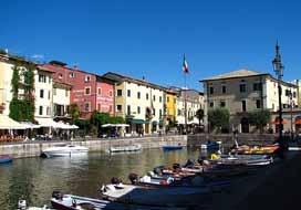 In Malcesine haben Sie die Möglichkeit zur Schifffahrt und zum Stadtbummel (Samstags findet in Malcesine der Wochenmarkt statt) Entlang der Olivenriviera fahren wir weiter nach Garda, einem