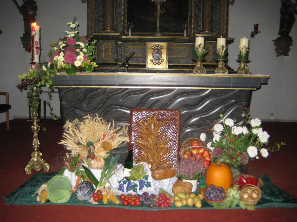 Ausgabe 37 Neuauflage Ausgabe 7 Seite 2 Erntedank Der mit Früchten geschmückte Altar in der Kirche in Himmighausen.