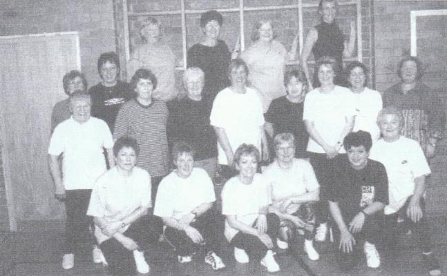 Damengymnastik Treffpunkt: Turnhalle Grundschule jeden Dienstag pünktlich um 20.00 Uhr treffen sich junge und junggebliebene Frauen seit über 25 Jahren zum Sport.