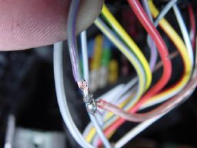 Dazu einfach einen Teil des grau/lila Kabels abisolieren und die Leitung
