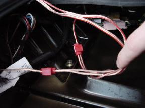Jetzt die Kabel schön ordentlich im inneren hinten auf die Fahrerseite verlegen und dabei wieder mittels Kabelbindern fixieren.