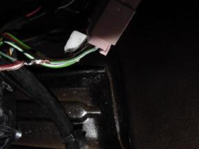 Am rosafarbenen Stecker das grün/graue Kabel vorsichtig abisolieren und Pluspol der