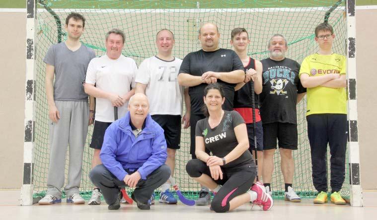 Die TGS-Hockey-Gruppe 2017 AUS DEN TGS-ABTEILUNGEN Neben dem aktiven Handball gibt es bei der TGS seit über 30 Jahren eine Gruppe, die mit wechselnden Spielern einfach Spaß an der Bewegung haben.