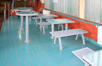 Tische als Innenausstattung in Kombination mit bänken der serie -relax-stahlrohr Ausführung Tische: aus Stahl mit umlaufenden