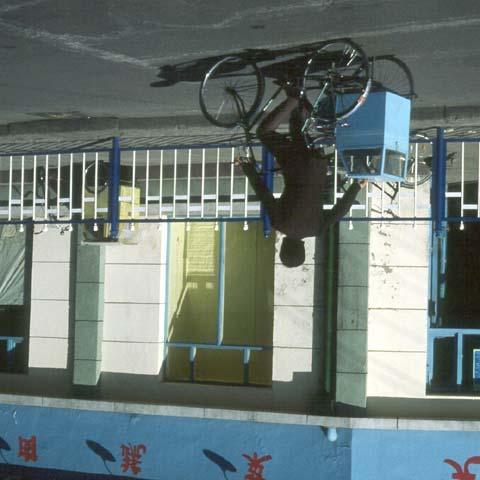 Kindermeilen-Kampagne 2007 Schulwege in anderen Ländern 13 Da sich viele Chinesen kein Auto leisten können, ist es für sie vollkommen normal, die meisten Dinge mit dem Fahrrad zu transportieren.