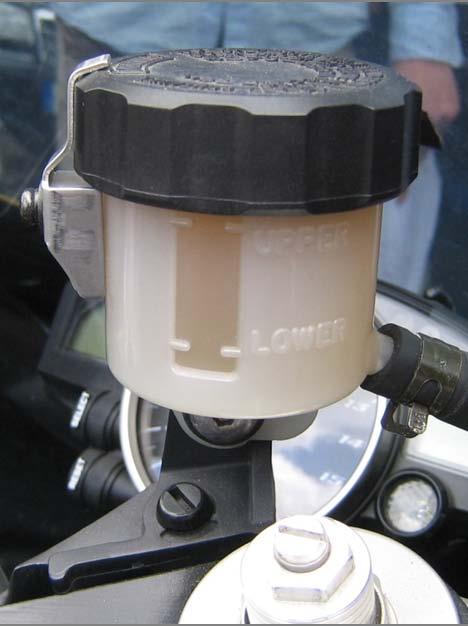 Überprüfung der Bremsanlage Bremsflüssigkeitsstand 1.3. Bremsflüssigkeitsstand Die Bremsflüssigkeit überträgt die Kraft vom Bremshebel an die Bremsbacken.
