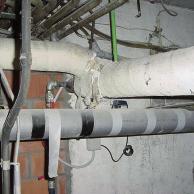Anbringen der Kunststoffumhüllung um die Rohre vor ihrer Entfernung Asbestkabine anbringen (Arbeitsbereich unter Niederdruck)